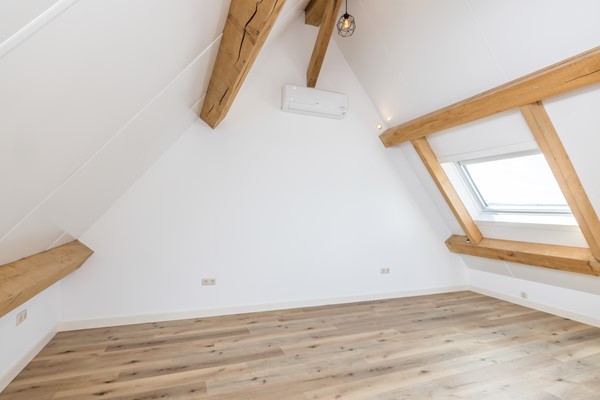 Foto - Te koop: Een woning voor de toekomst met een energielabel van A+++ met een multifunctionele ruimte      (ca 25 m2) en tuin met eiken overkapping en grote eiken carport in het Heuvelland.